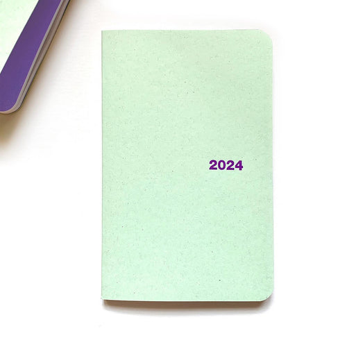 Agenda 2024 en carton souple au format 5,25 x 8.25 po en différents coloris: vert forêt, vert menthe, charcoal ou pêche réalisé par Atelier Archipel