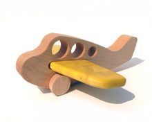 Charger l&#39;image dans la galerie, Avion fait en bois aux couleurs naturelles et jaune réalisé par Crocolo
