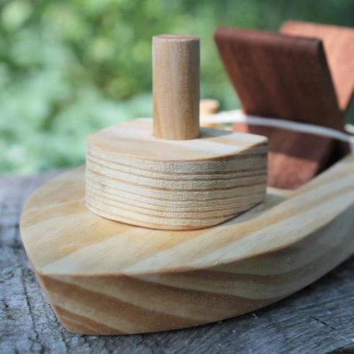 Figurine en bois naturel de bateau à moteur fait à la main par Atelier Saint-Cerf au Québec