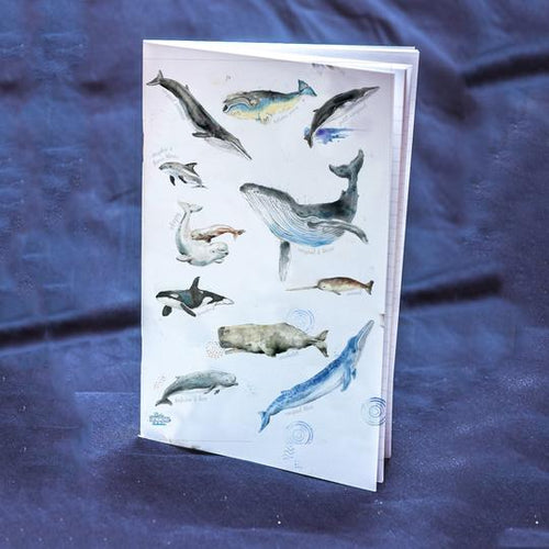 Cahier de notes avec lignes au motif baleine réalisé à l'aquarelle par Cathy Faucher. Couverture mat au format 5,5' x 8,5' po
