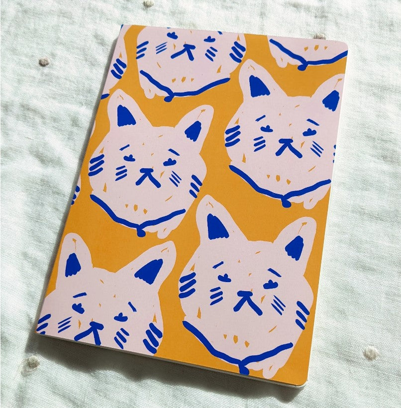 Carnet à lignes par Projet Spécial au motif chats orange beige et bleu au format 7,25' x 10' po fait à Montréal