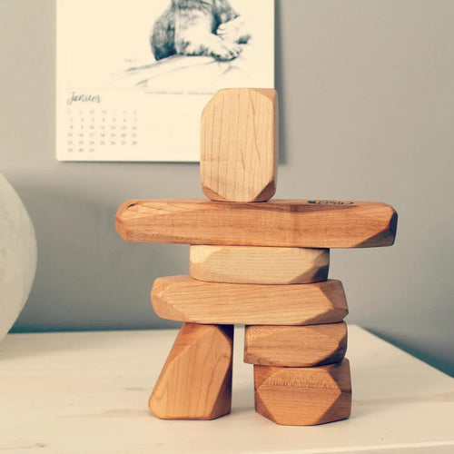 Casse-tête 'Inukshuk' ensemble de blocs en bois naturel réalisé par Atelier Saint-Cerf au Québec