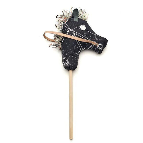 Jouet cheval sur baton de bois noir au format 65 cm x 28 cm réalisé à la main par La Fée Raille à Montréal