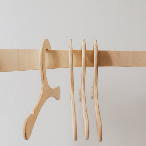 Cintre en bois clair pour enfants de format 10.5' x 5.5' po par Abricotine