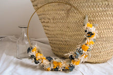 Charger l&#39;image dans la galerie, Couronne de fleurs séchées de 25cm aux couleurs orange vert et beige par Brin de Fleurs
