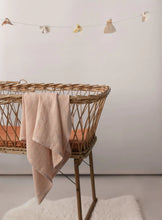 Charger l&#39;image dans la galerie, Couverture d&#39;emmaillotage pour bébé en teinture naturelle en coton biologique et bambou de format 80cm x 90cm réalisé par La Petite Léonne
