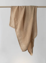 Charger l&#39;image dans la galerie, Couverture d&#39;emmaillotage pour bébé &#39;rose pale&#39; en teinture naturelle en coton biologique et bambou de format 80cm x 90cm réalisé par La Petite Léonne

