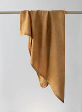 Charger l&#39;image dans la galerie, Couverture d&#39;emmaillotage pour bébé &#39;moutarde&#39; en teinture naturelle en coton biologique et bambou de format 80cm x 90cm réalisé par La Petite Léonne
