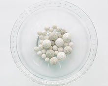 Charger l&#39;image dans la galerie, Diffuseur naturel blanc sous forme de pierres de lave par Blueberry Mountain
