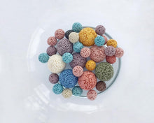 Charger l&#39;image dans la galerie, Diffuseur naturel multicolore sous forme de pierres de lave par Blueberry Mountain
