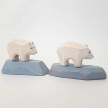 Charger l&#39;image dans la galerie, Figurine en bois d&#39;un bébé ours polaire blanc réalisé et peint à la main par Atelier Saint-Cerf
