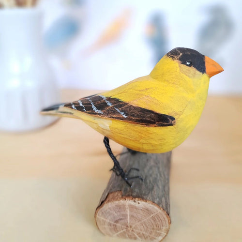 Figurine en bois de l'oiseau Chardonneret jaune fait et peint à la main par l'Atelier Saint-Cerf