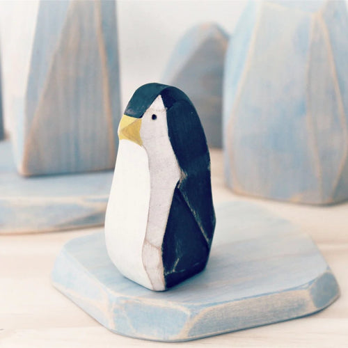 Figurine en bois Pingouin réalisé et peint à la main par Atelier Saint-Cerf