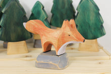 Charger l&#39;image dans la galerie, Figurine en bois de renard roux réalisé et peint à main par Atelier Saint-Cerf
