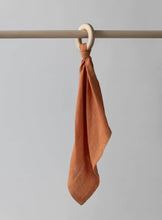 Charger l&#39;image dans la galerie, Hochet-doudou en tissu de coton biologique et bambou rouille en teinture naturelle de format 20cm x 16cm par La Petite Leonne
