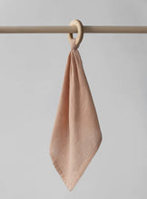 Charger l&#39;image dans la galerie, Hochet-doudou en tissu de coton biologique et bambou rose en teinture naturelle de format 20cm x 16cm par La Petite Leonne
