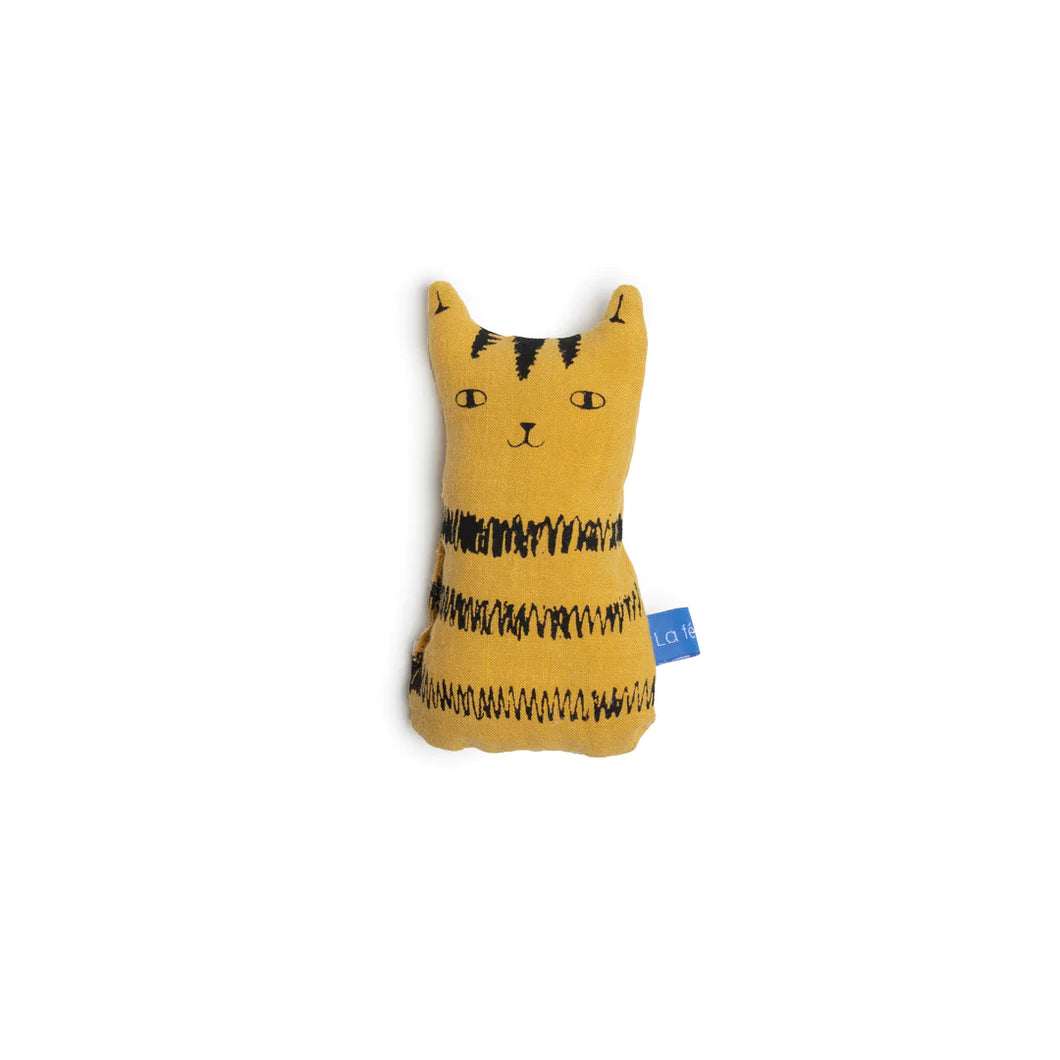 Hochet 'Léon le chat' pour bébé moutarde et noir en lin par La Fée Raille