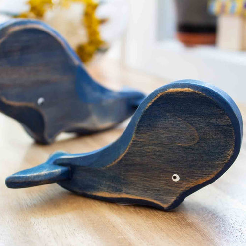 Baleine bleue réalisé en bois et peint à la main par Atelier Saint-Cerf