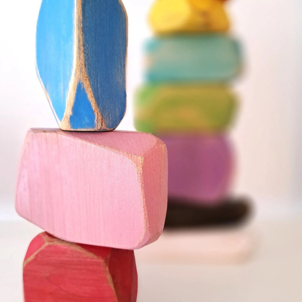 Jeu de 10 roches de couleurs en bois fabriqué et peint à la main par Atelier Saint-Cerf