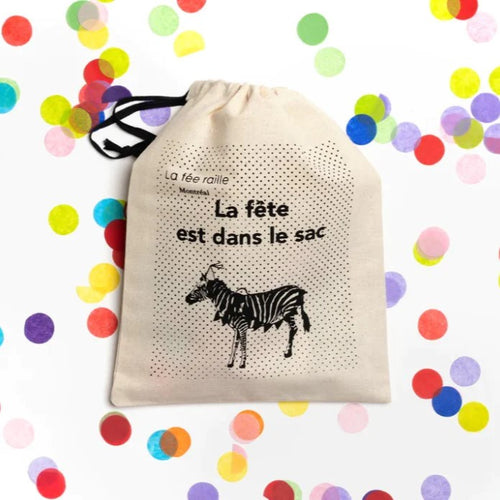 Kit ' La fête est dans le sac' comprend 1 mini-carte de vœux Paperole, 1 mini-chapeau de fête, 1 mini-guirlande, 1 paquet de 6 ballons, un sachet de confettis et 1 paquet de 12 chandelles par La Fée Raille à Montréal