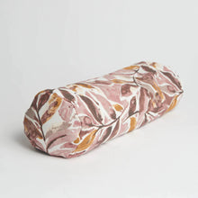Charger l&#39;image dans la galerie, Mini Bolster pour yoga motif feuilles aux couleurs rosées par Halfmoon
