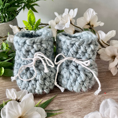 Pantoufles bleu-gris pour bébé de 0-6 mois ou 6-12mois tricotés par May Créations