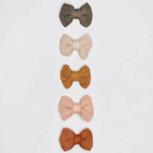 Charger l&#39;image dans la galerie, Pince à cheveux &#39;noeuds&#39; pour enfants en coton et bambou coloré naturellement par La Petite Leonne
