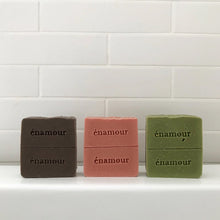Charger l&#39;image dans la galerie, Shampoing en barre rééquilibrant à base d&#39;argile grise, de bergamote et de cèdre par Énamour
