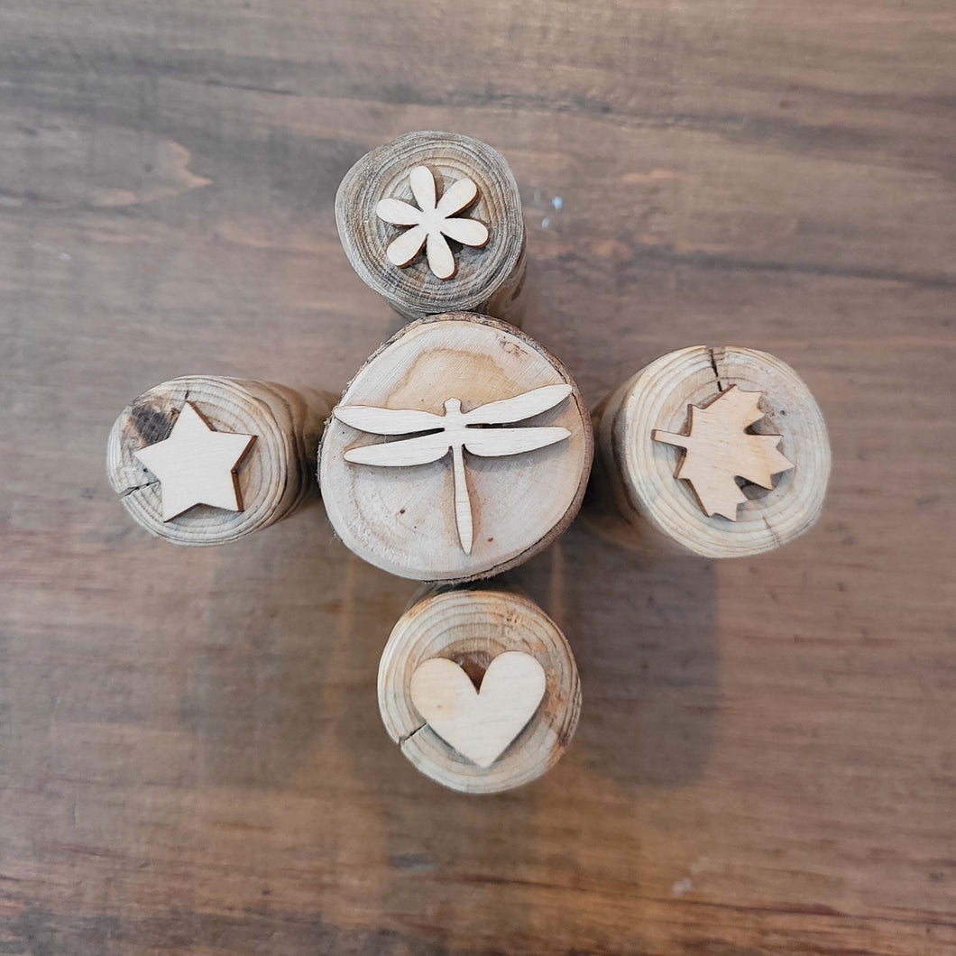 Lot de 5 tampons en bois fleur, feuille, coeur, étoile et libellule par Campus Nutriopedia