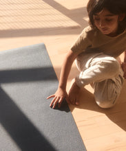 Charger l&#39;image dans la galerie, Tapis de yoga pour enfant par Halfmoon
